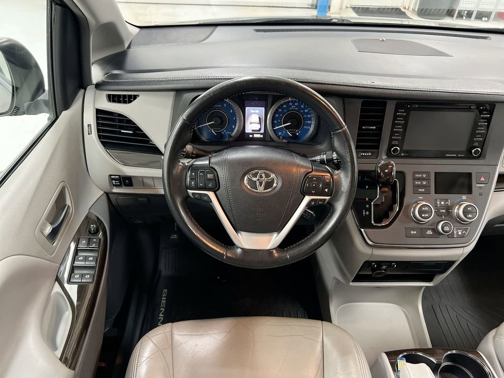 Used 2019 Toyota Sienna XLE image 11