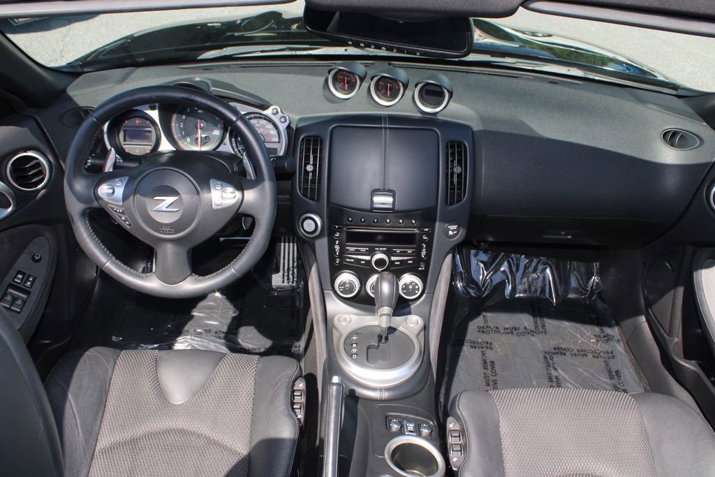Used 2014 Nissan 370Z Touring RWD image 17