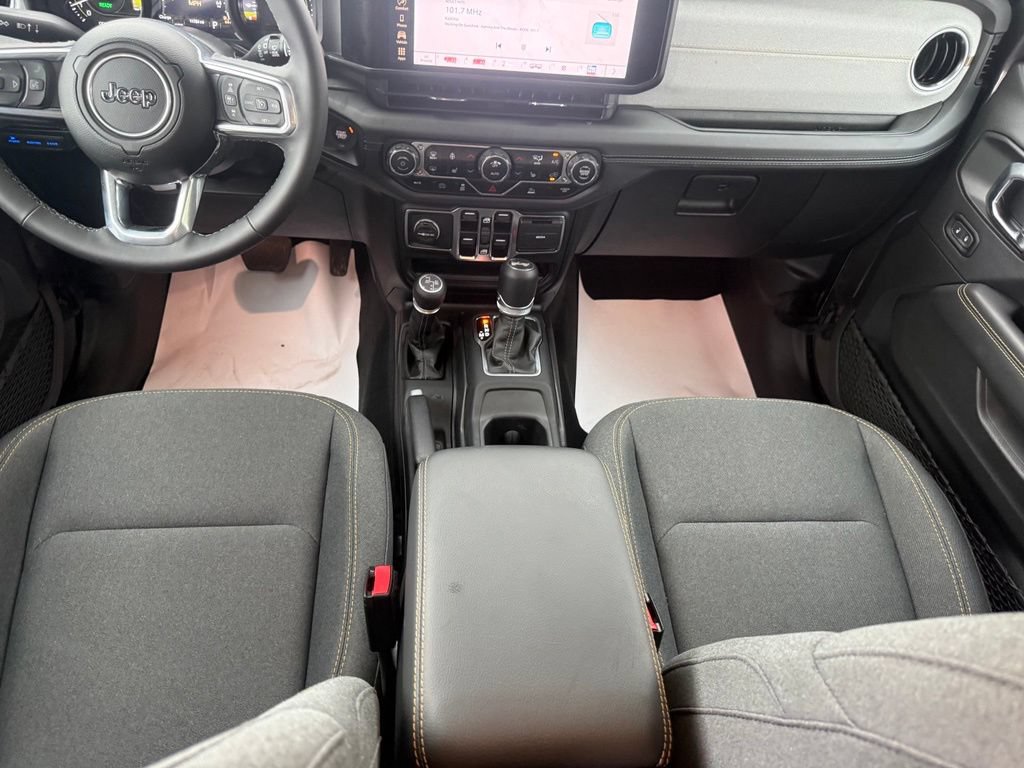 Used 2025 Jeep Wrangler Unlimited Sahara AWD/4WD image 41