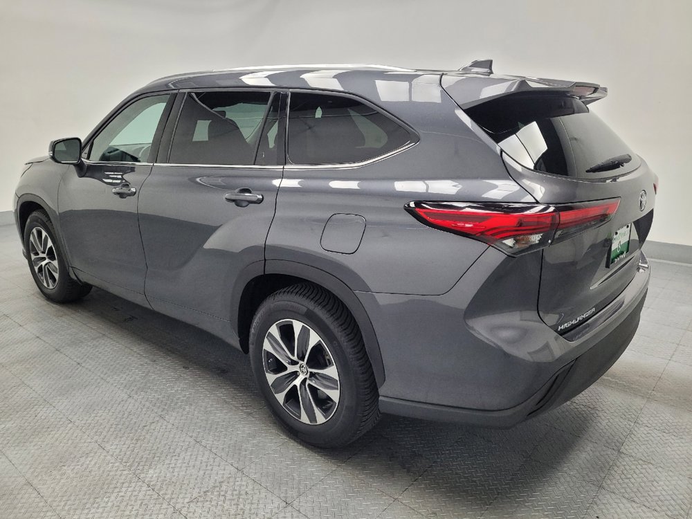 Used 2021 Toyota Highlander XLE FWD image 3