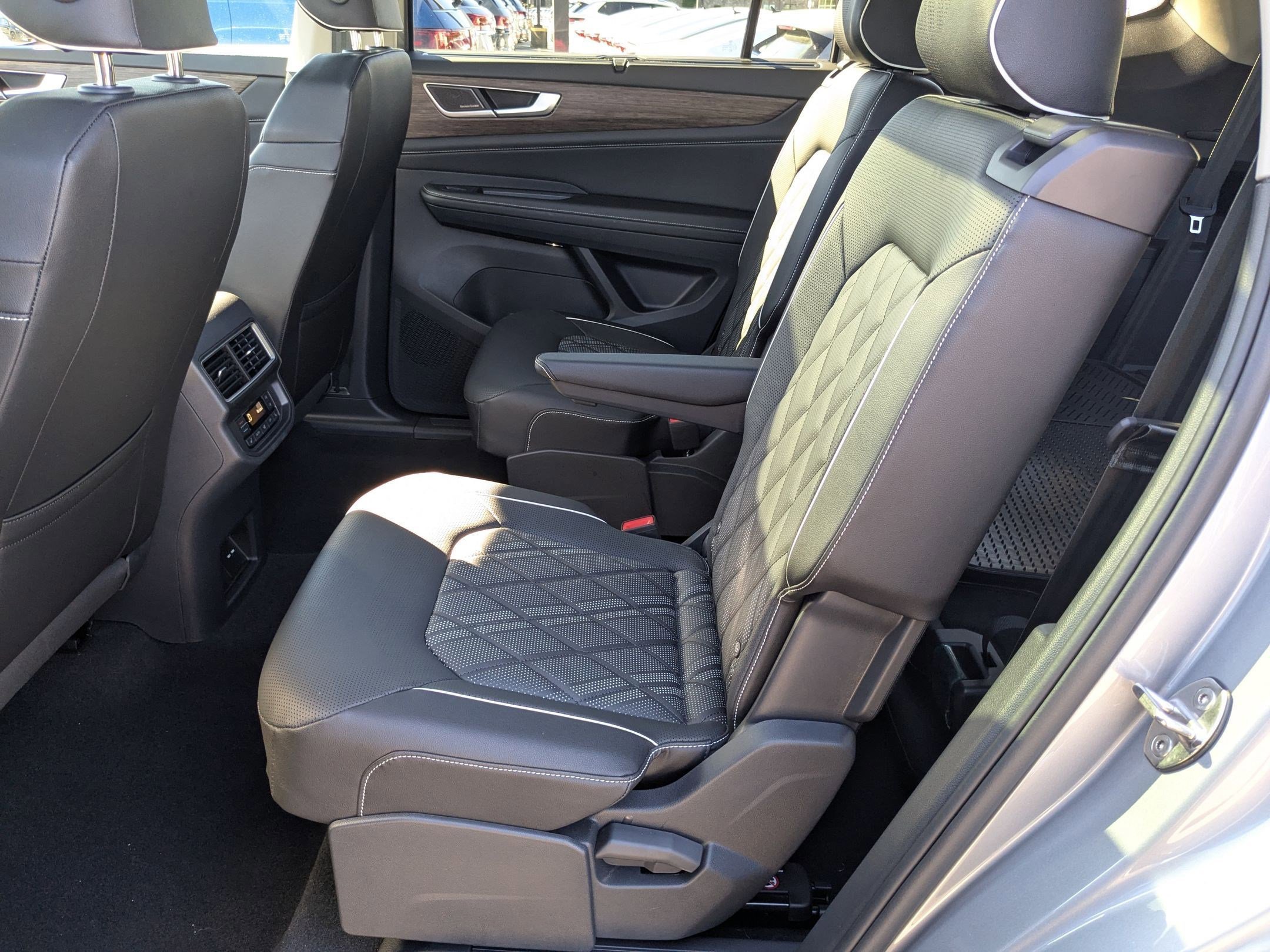 Used 2025 Volkswagen Atlas SEL Premium R-Line image 31