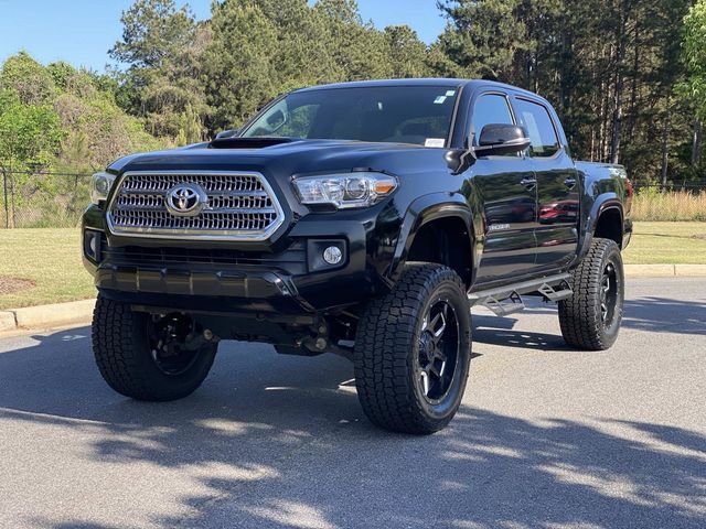 Used 2017 Toyota Tacoma TRD Sport w/ Tow Package (A/T) image 9