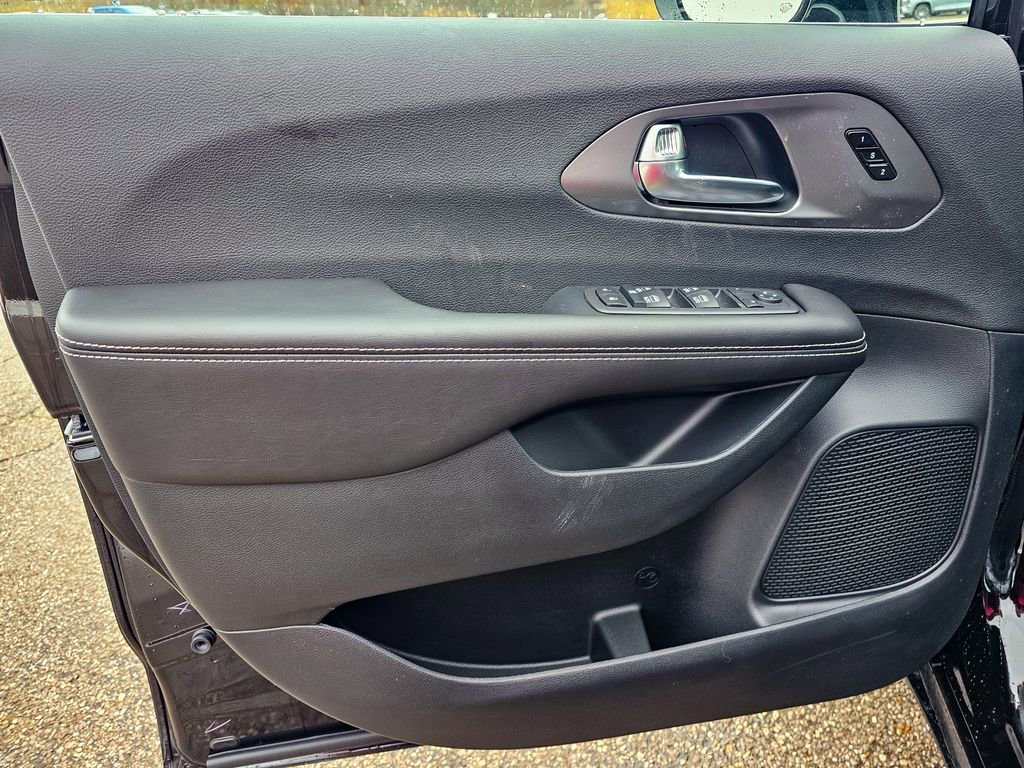 New 2026 Chrysler Pacifica Select image 10