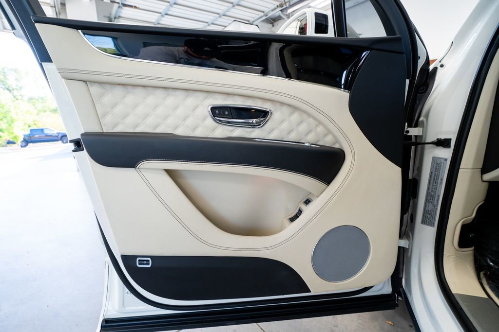 Used 2021 Bentley Bentayga Plug-In Hybrid image 29