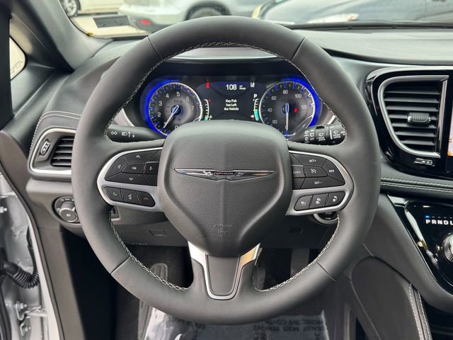 Used 2026 Chrysler Pacifica Limited image 24
