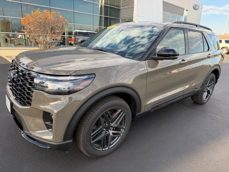 New 2026 Ford Explorer ST-Line w/ ST-Line Street Pack image 2