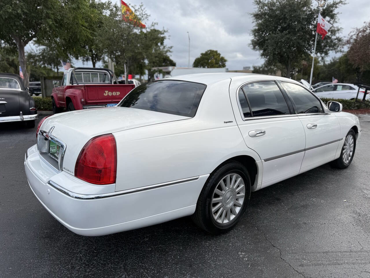 Used 2003 Lincoln Town Car Signature image 8