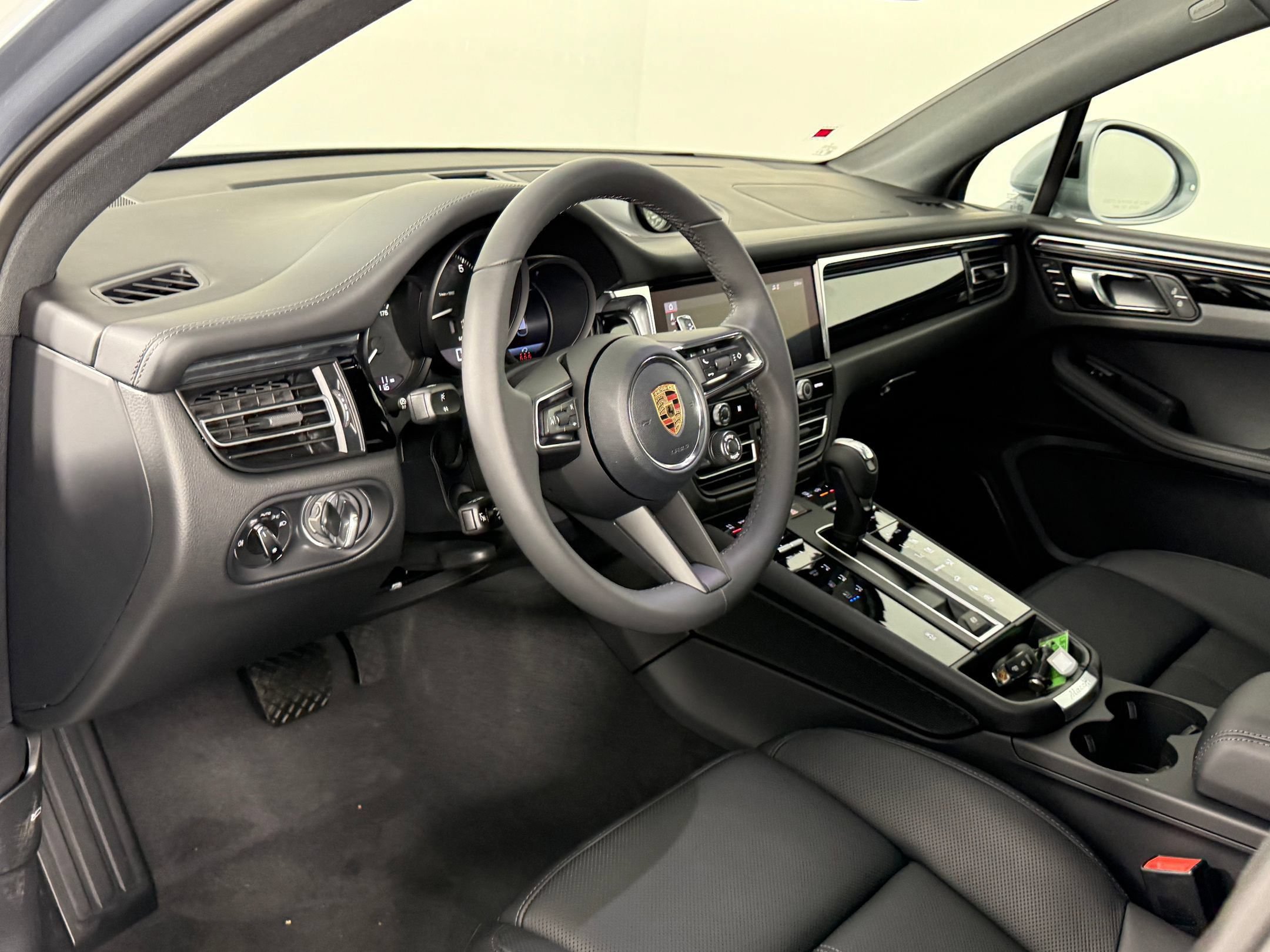 Certified 2026 Porsche Macan AWD/4WD image 4