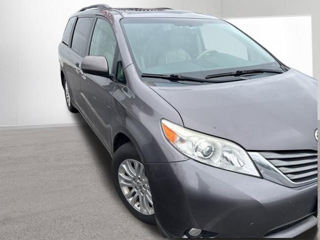 Used 2014 Toyota Sienna XLE w/ XLE Premium Package image 4