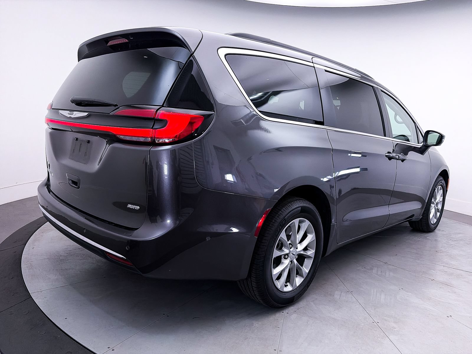 Used 2023 Chrysler Pacifica Touring-L AWD/4WD image 13