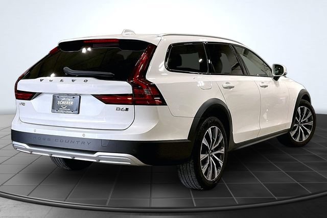 Certified 2025 Volvo V90 B6 Cross Country Plus AWD/4WD image 3