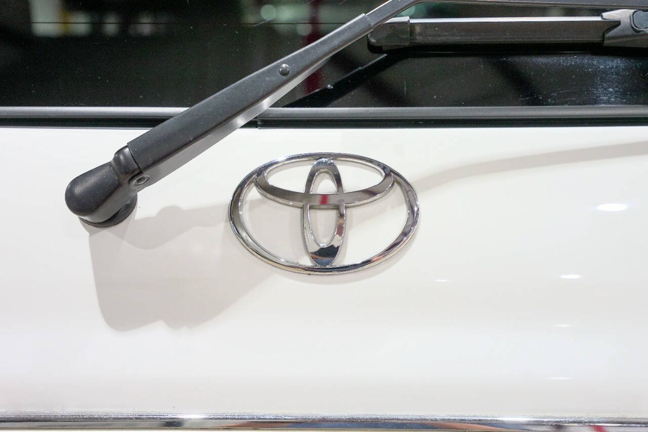 Used 2005 Toyota Land Cruiser AWD/4WD image 24