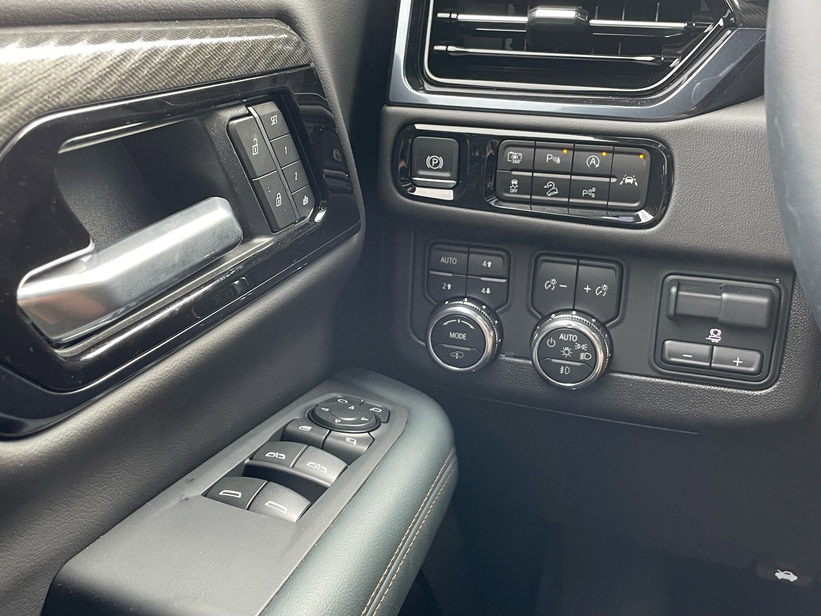 Used 2025 GMC Yukon AT4 w/ Premium Trailering Package image 15
