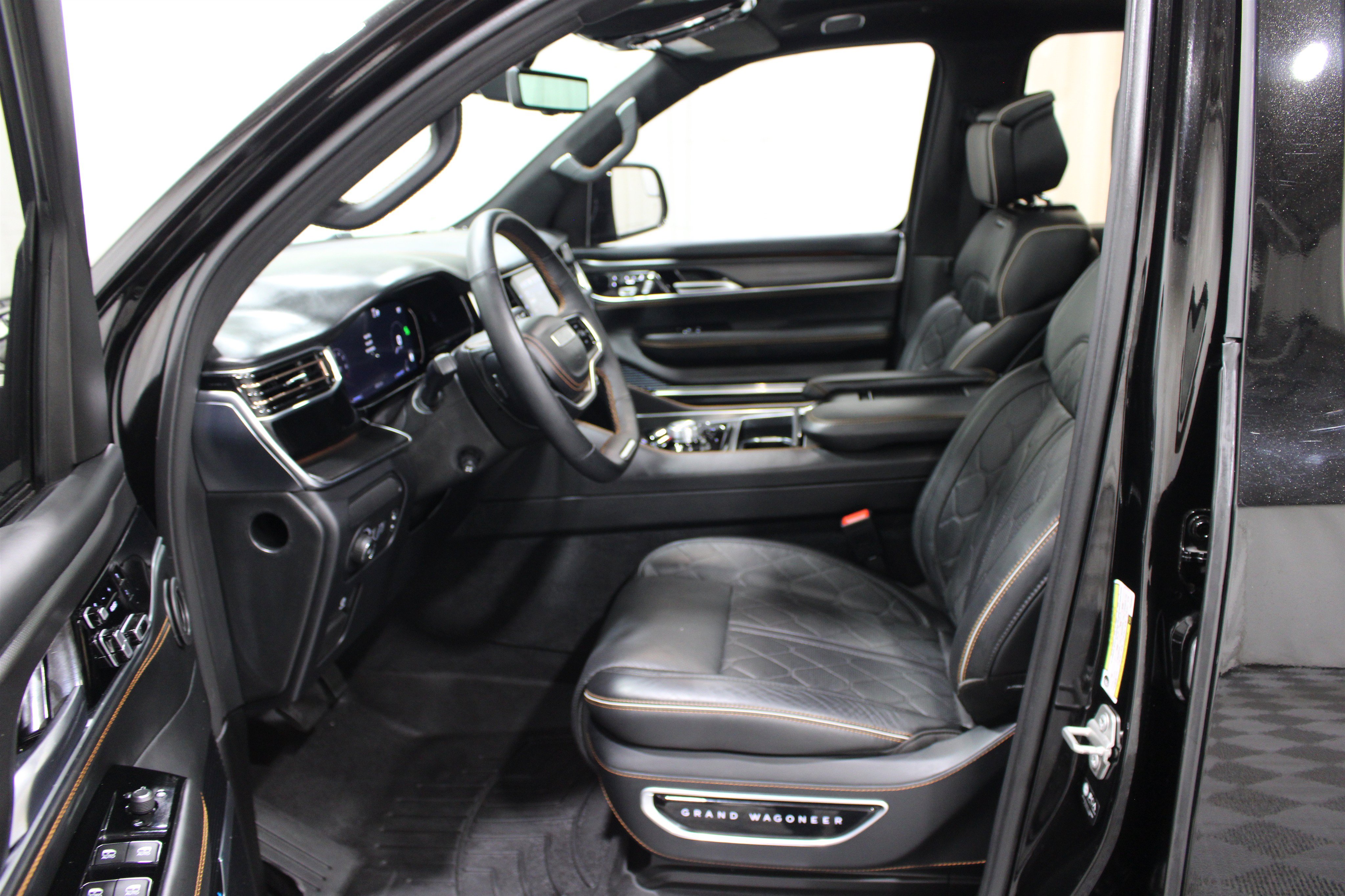 Used 2023 Jeep Grand Wagoneer Series III AWD/4WD image 3