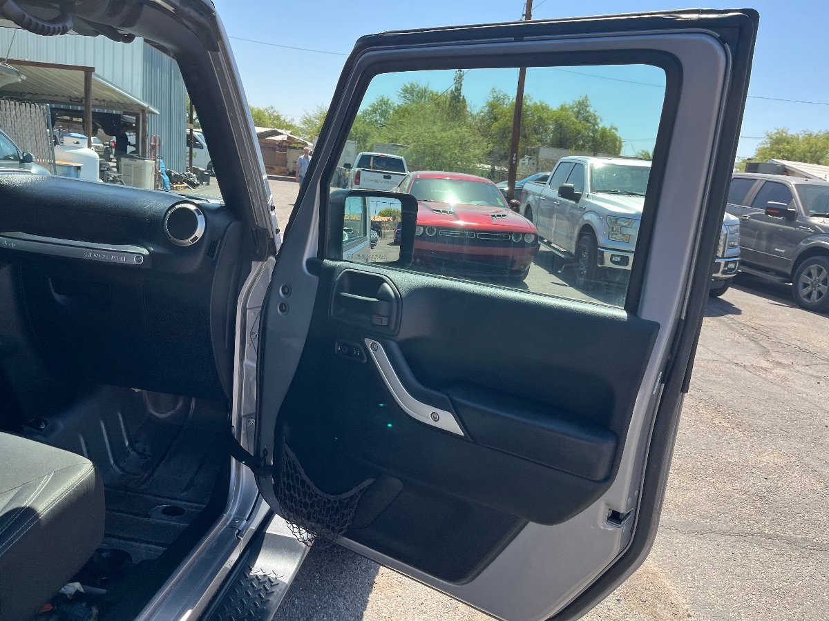 Used 2018 Jeep Wrangler Unlimited Sahara w/ Connectivity Group AWD/4WD image 34