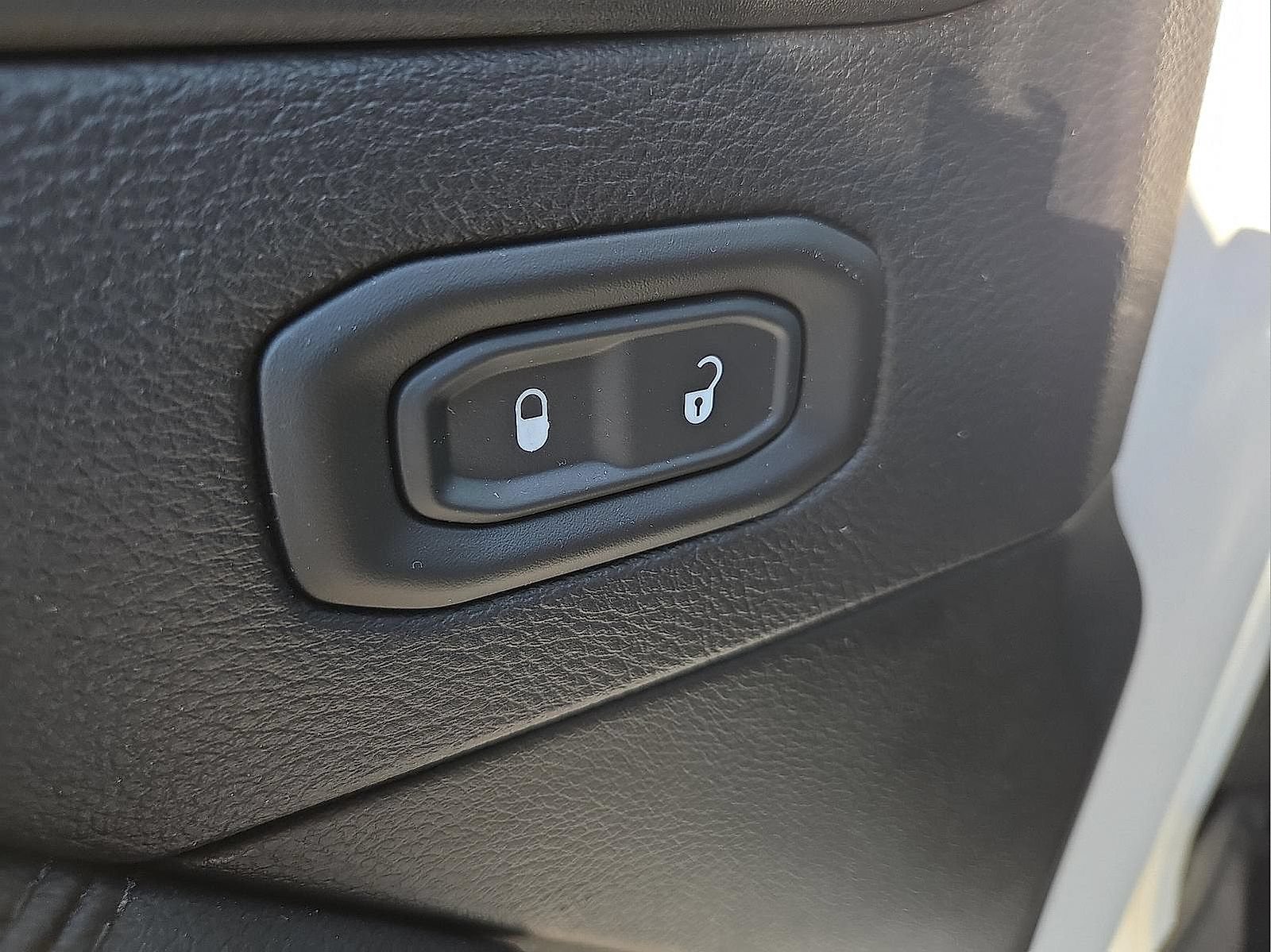Used 2020 Jeep Wrangler Unlimited Sahara AWD/4WD image 13