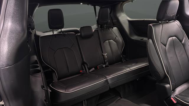 Used 2025 Chrysler Pacifica Limited image 12