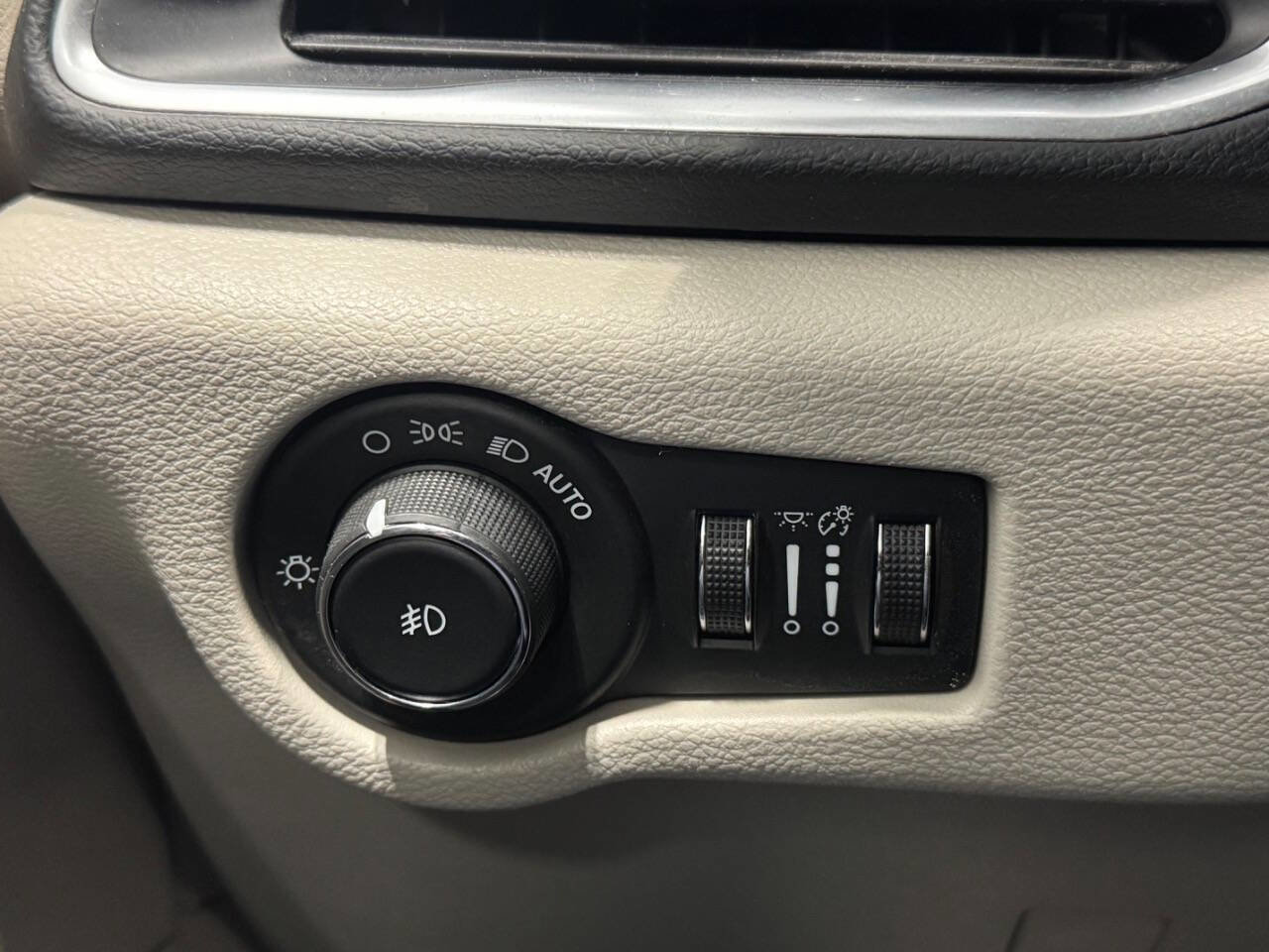 Used 2018 Chrysler Pacifica Touring-L Plus image 33