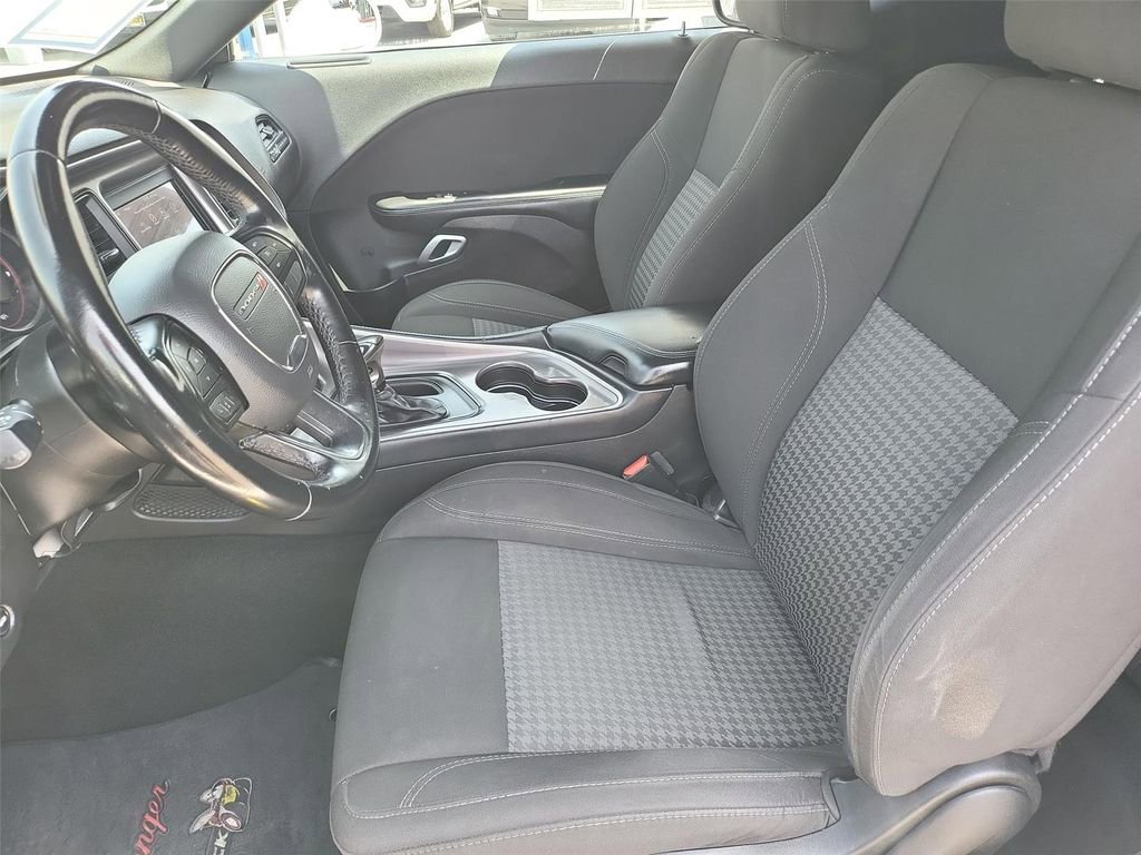 Used 2021 Dodge Challenger SXT w/ Driver Convenience Group RWD image 11