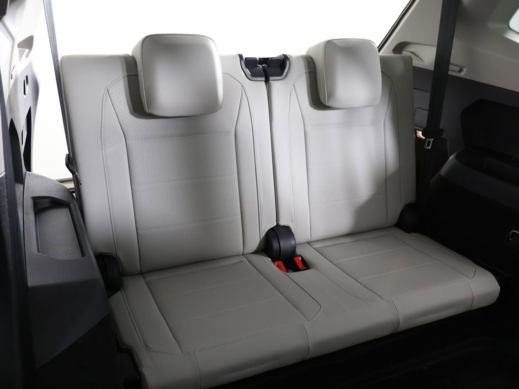 Used 2020 Volkswagen Tiguan SEL AWD/4WD image 39