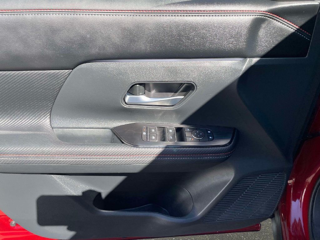 Used 2025 Nissan Kicks SR FWD image 17