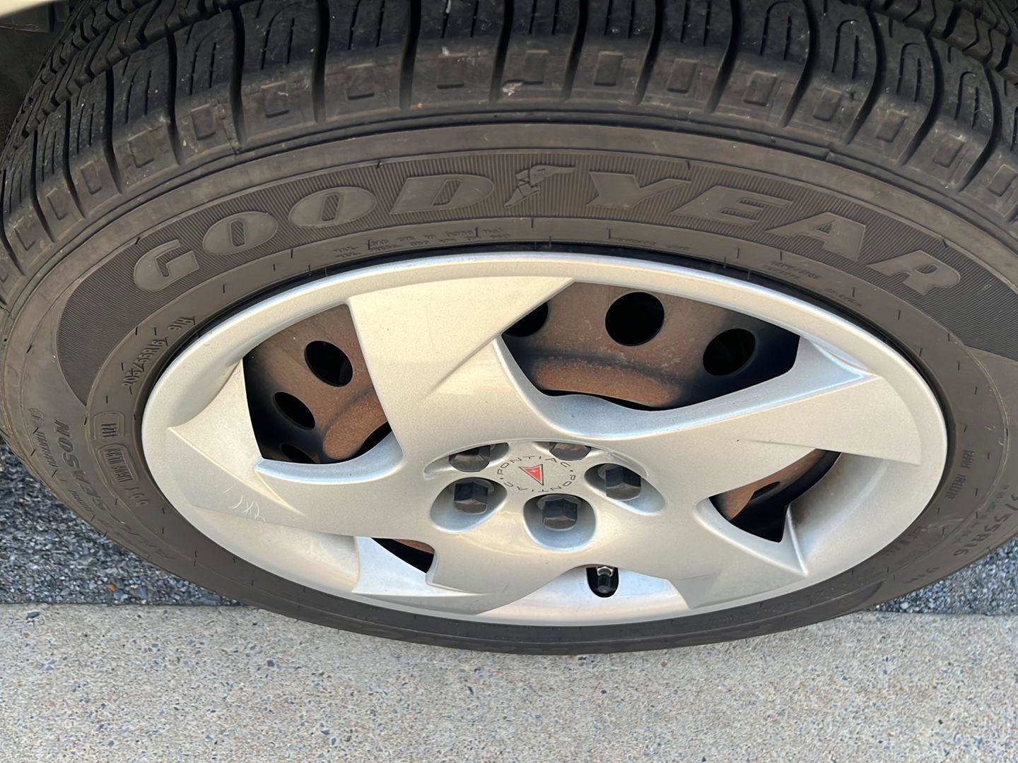 Used 2008 Pontiac Vibe w/ Preferred Package FWD image 7