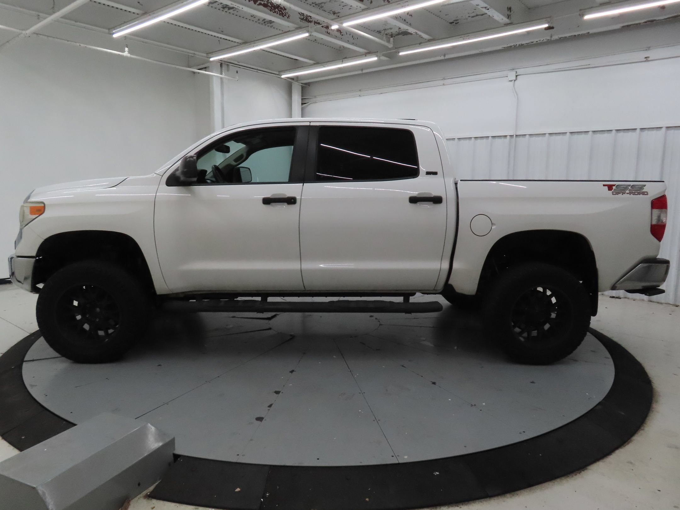 Used 2017 Toyota Tundra SR5 w/ SR5 Upgrade Package RWD image 7
