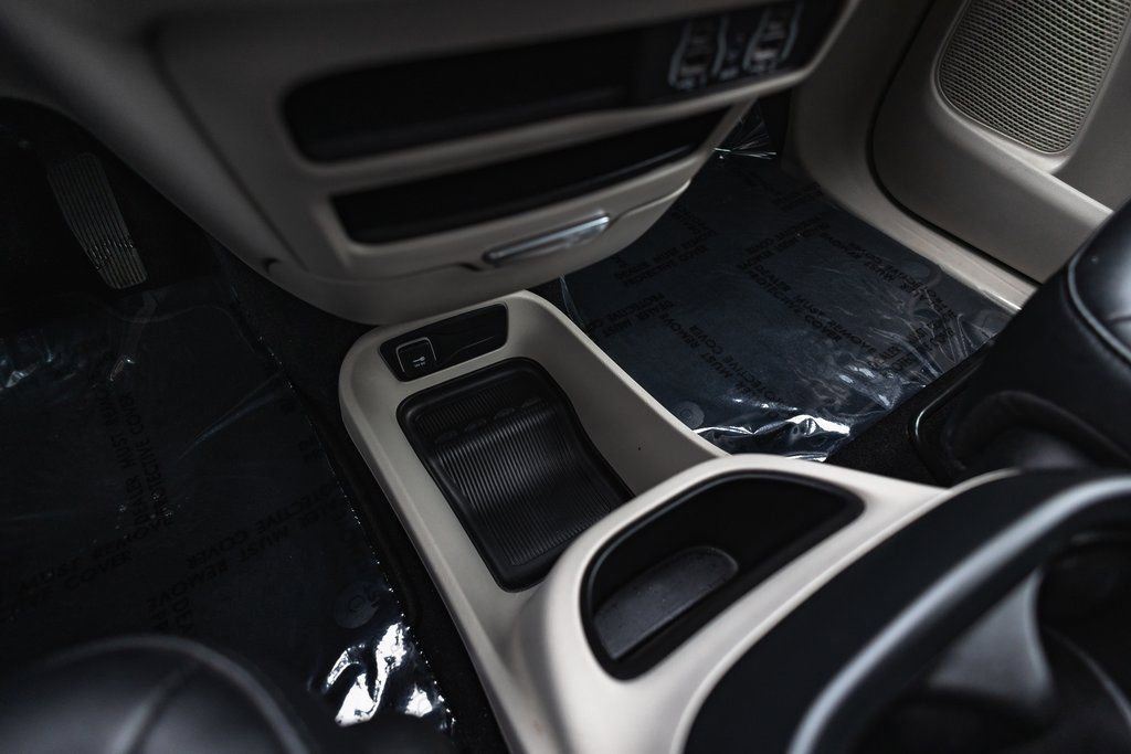 Used 2024 Chrysler Pacifica Touring-L image 19