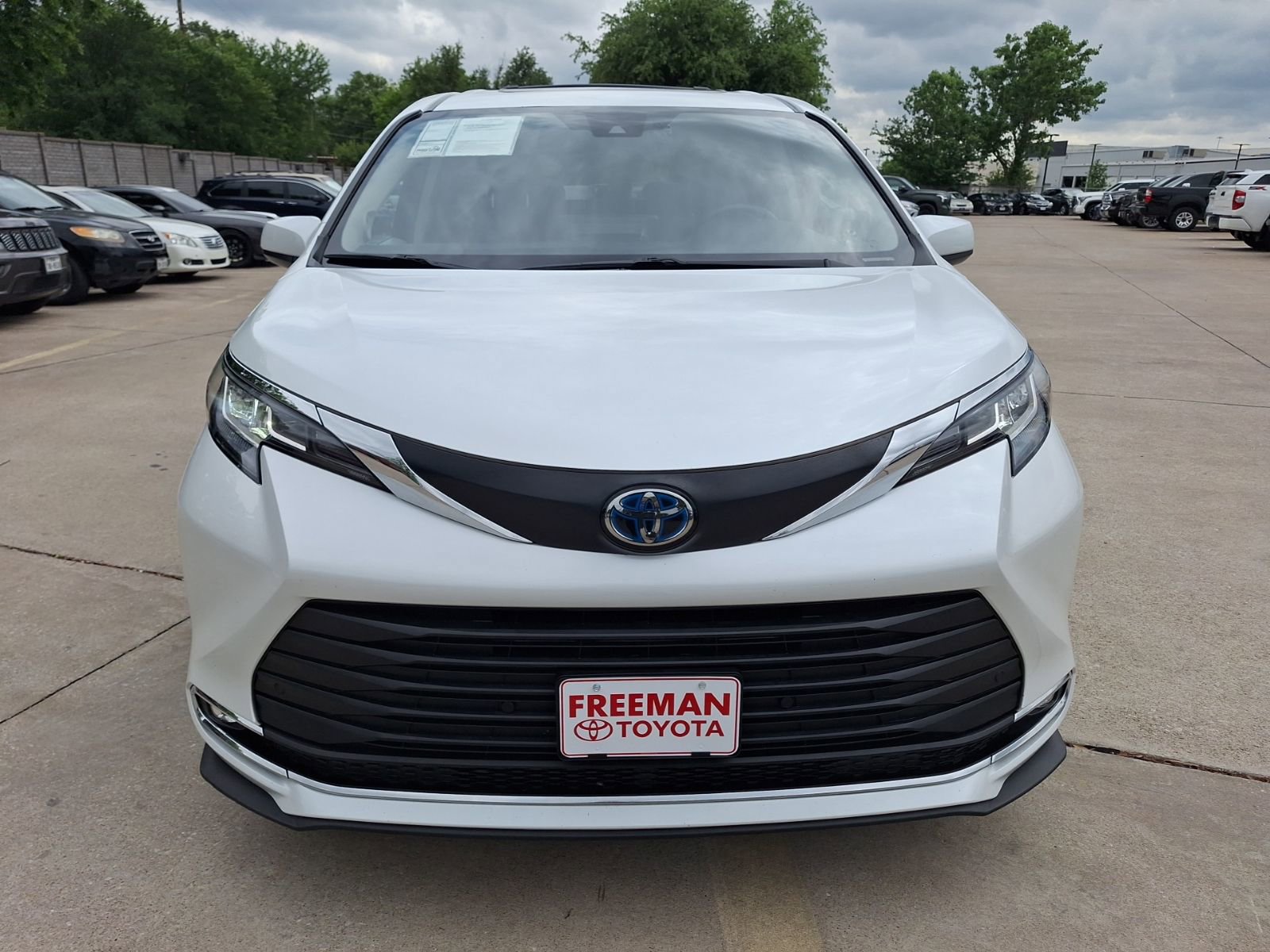 Used 2023 Toyota Sienna XLE w/ XLE Plus Package image 9