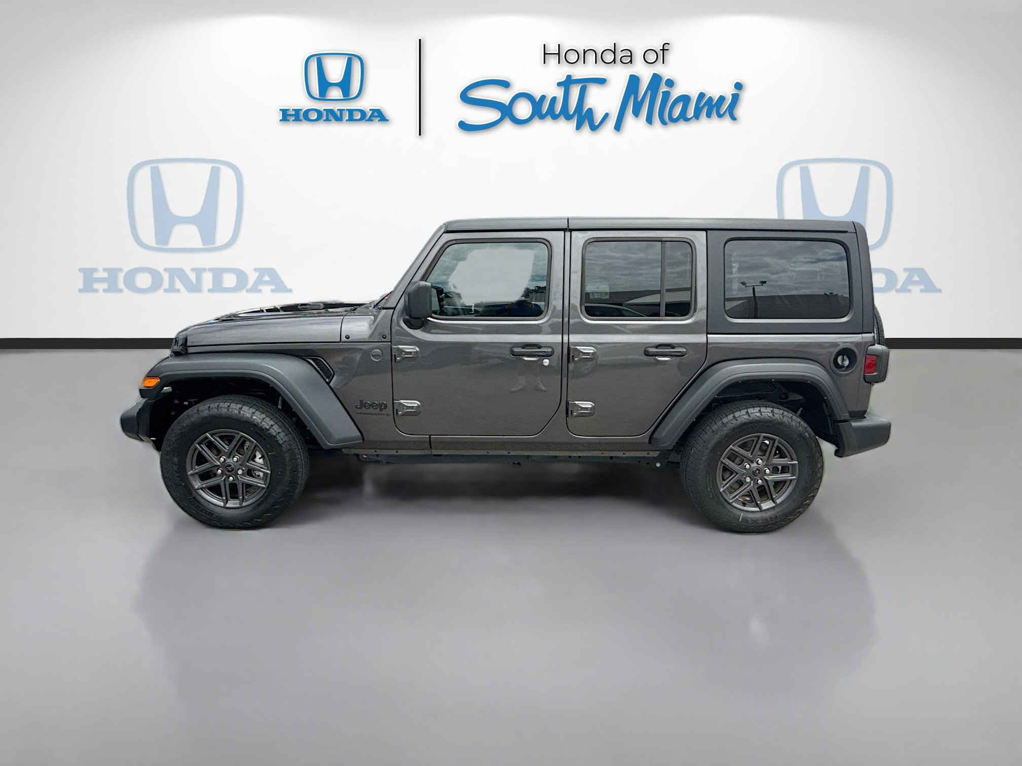 Used 2024 Jeep Wrangler Sport S image 4