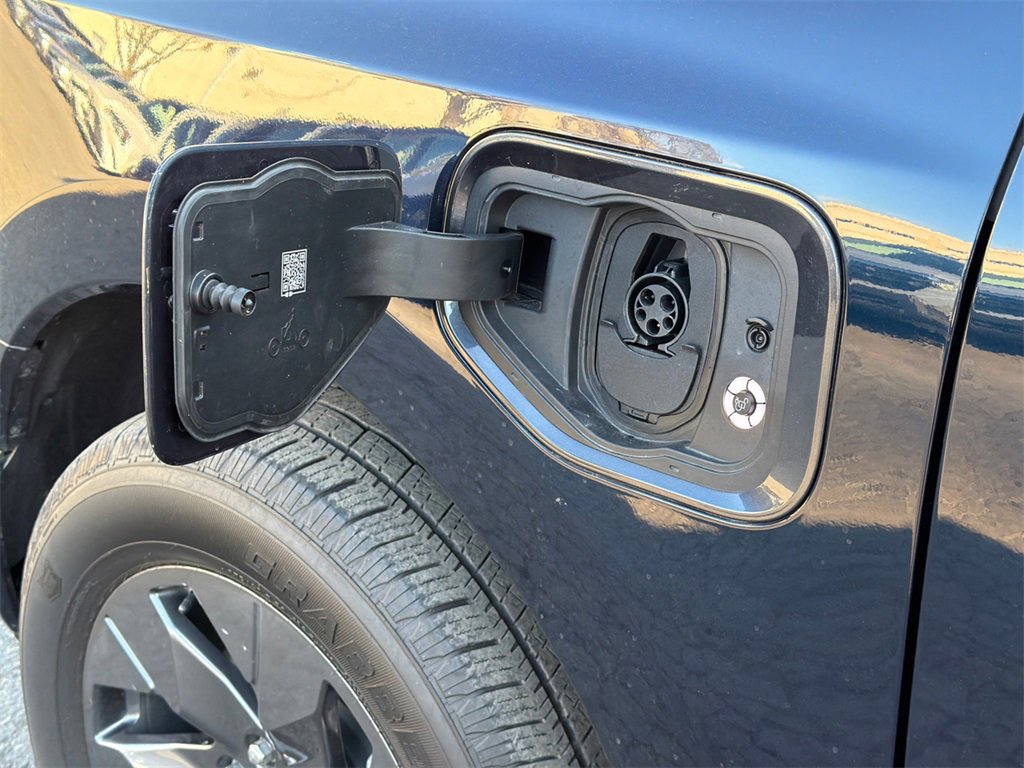 Used 2023 Ford F150 Lightning Lariat image 15