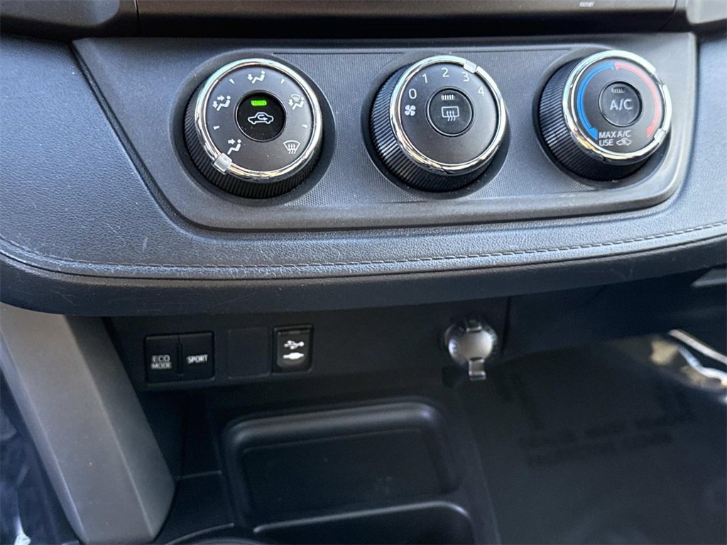 Used 2018 Toyota RAV4 LE image 5