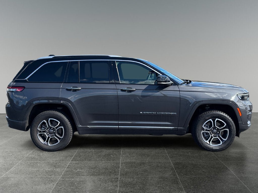 Used 2022 Jeep Grand Cherokee Summit w/ Advanced Protech Group IV AWD/4WD image 10