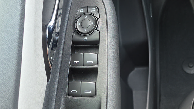 Used 2020 Chevrolet Bolt Premier w/ Infotainment Package FWD image 15