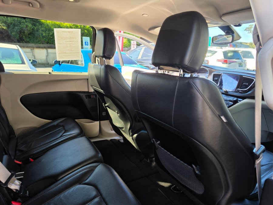 Used 2017 Chrysler Pacifica Touring-L FWD image 40
