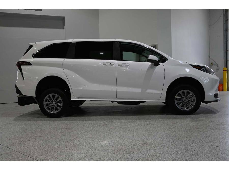 New 2026 Toyota Sienna LE FWD image 5
