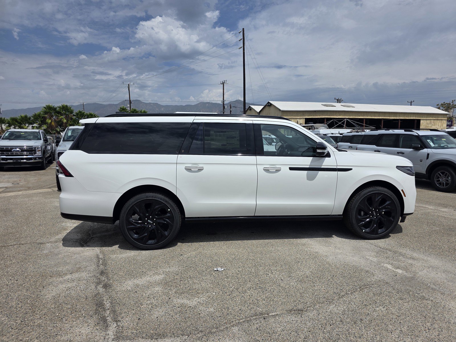 New 2027 Lincoln Navigator L Reserve w/ Jet Appearance Package AWD/4WD image 3