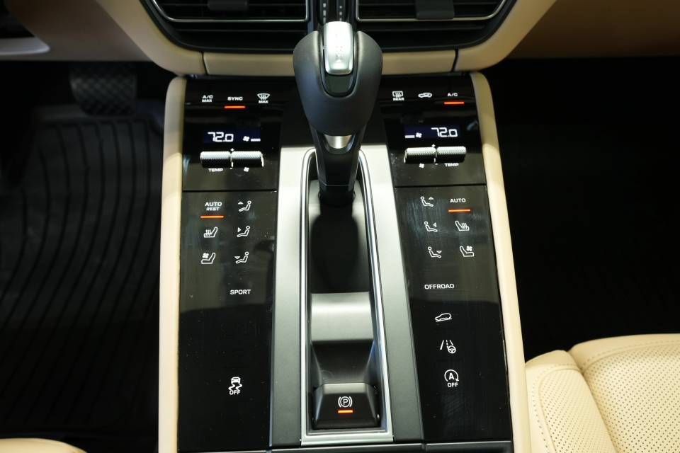 Certified 2026 Porsche Macan AWD/4WD image 23