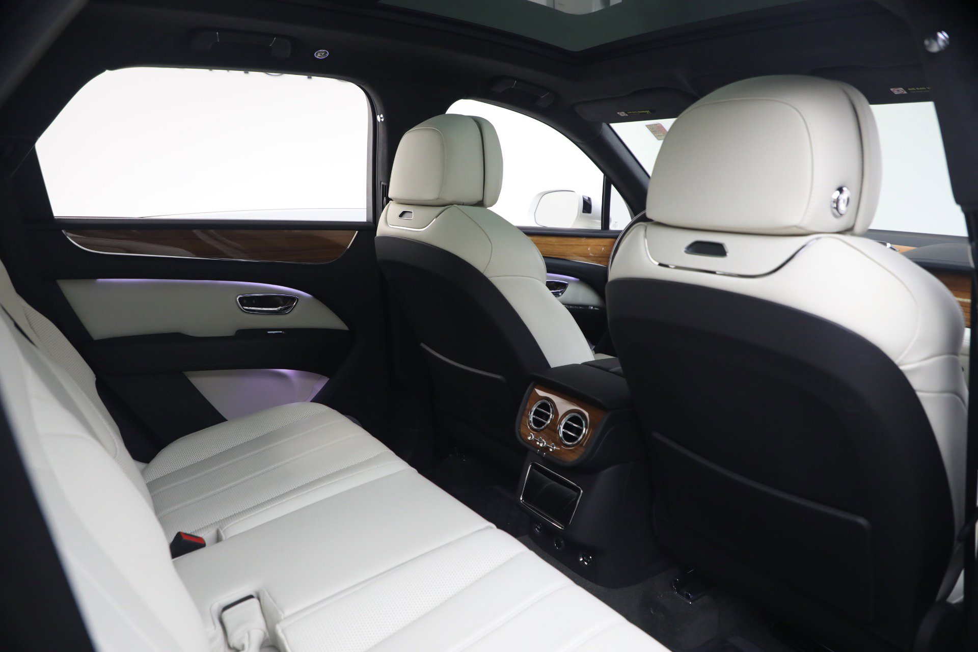 Used 2023 Bentley Bentayga image 29