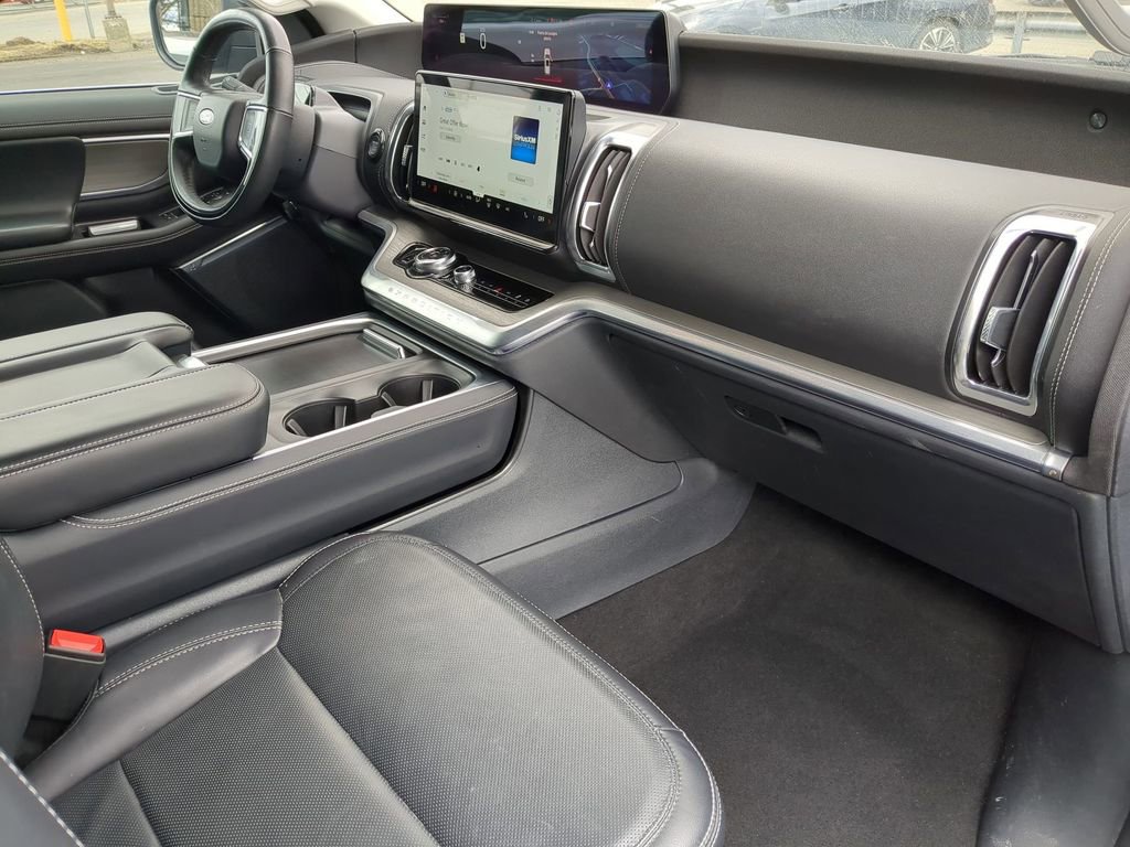 Used 2025 Ford Expedition Platinum image 33