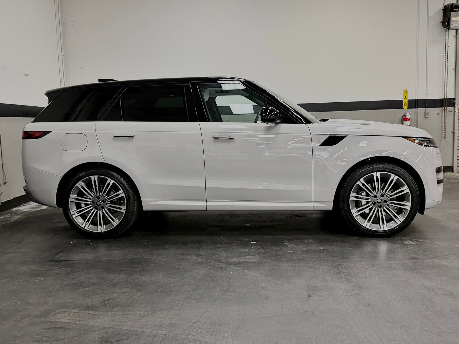 Used 2024 Land Rover Range Rover Sport SE image 5