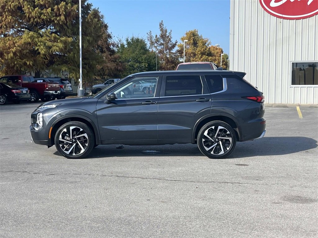 Used 2024 Mitsubishi Outlander FWD image 2