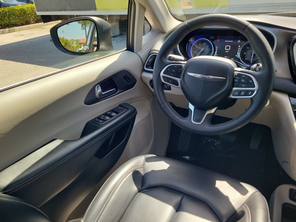 Used 2023 Chrysler Pacifica Touring-L FWD image 15