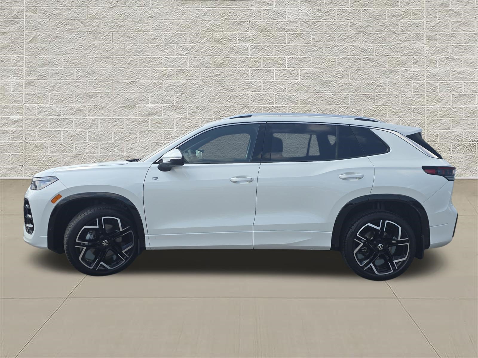New 2026 Volkswagen Tiguan SEL R-Line AWD/4WD image 4
