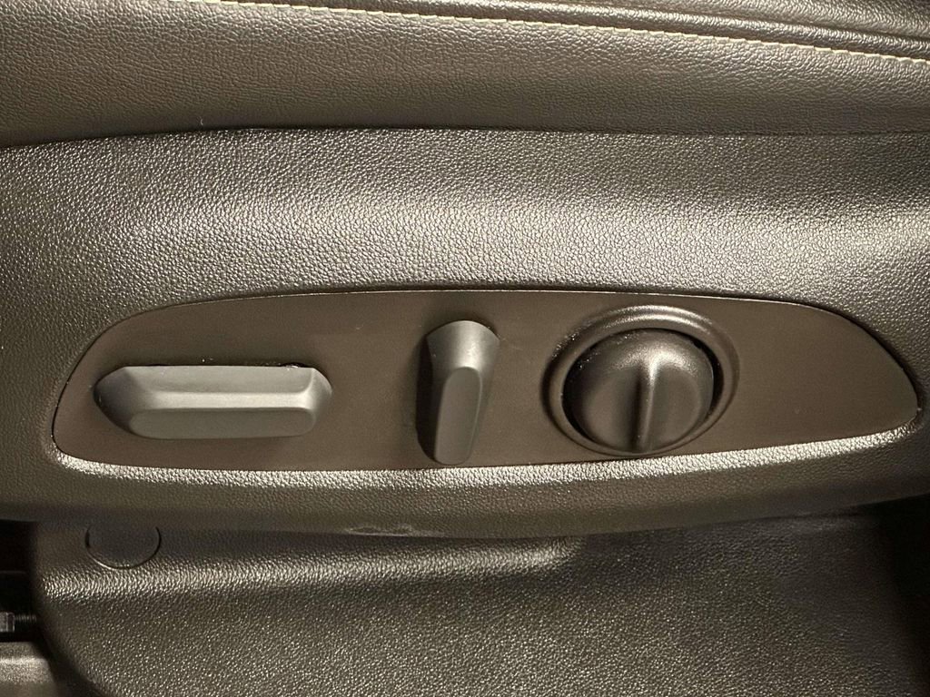 Used 2023 Chevrolet Traverse LT image 14