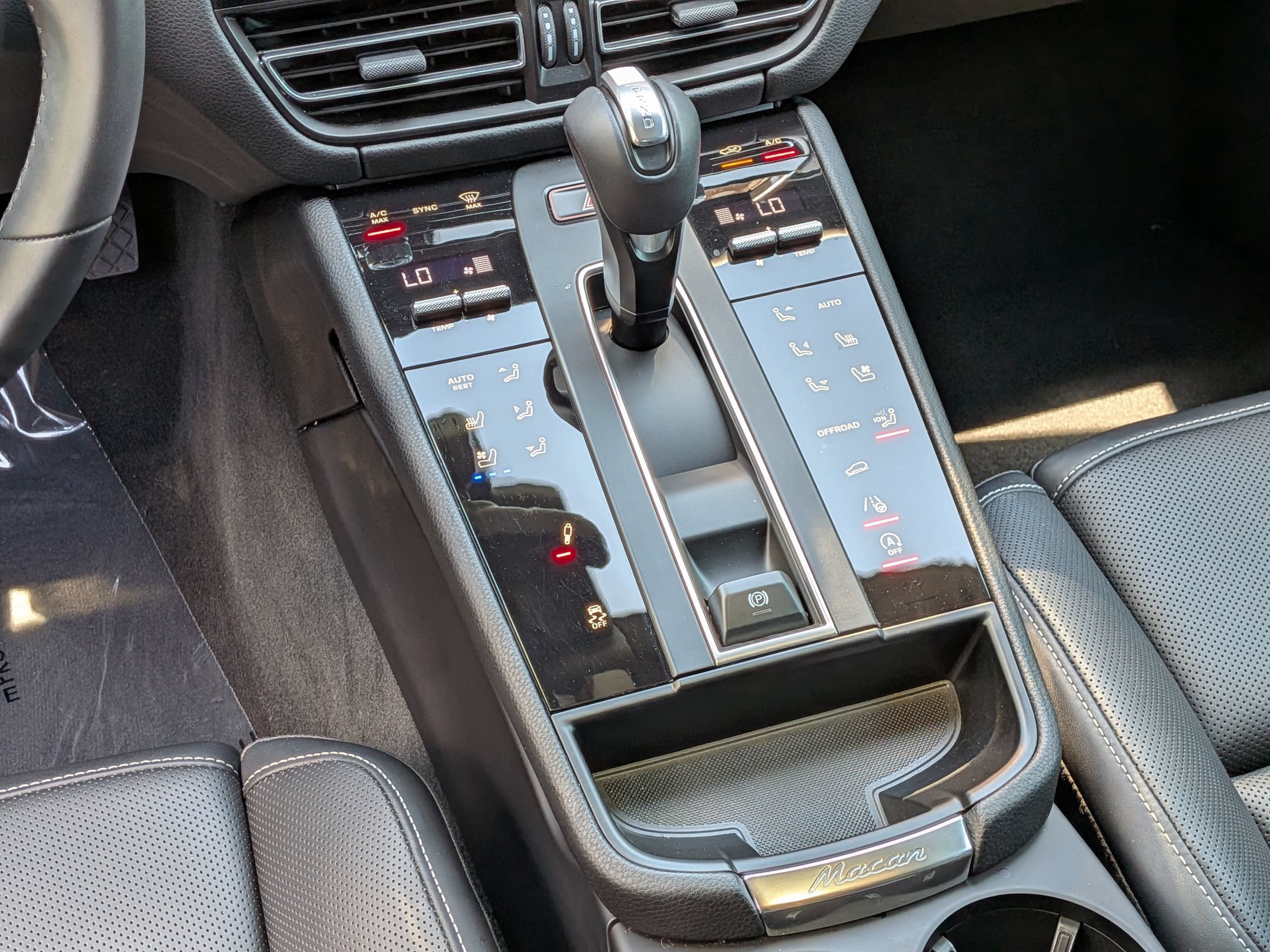 Certified 2025 Porsche Macan Turbo AWD/4WD image 18