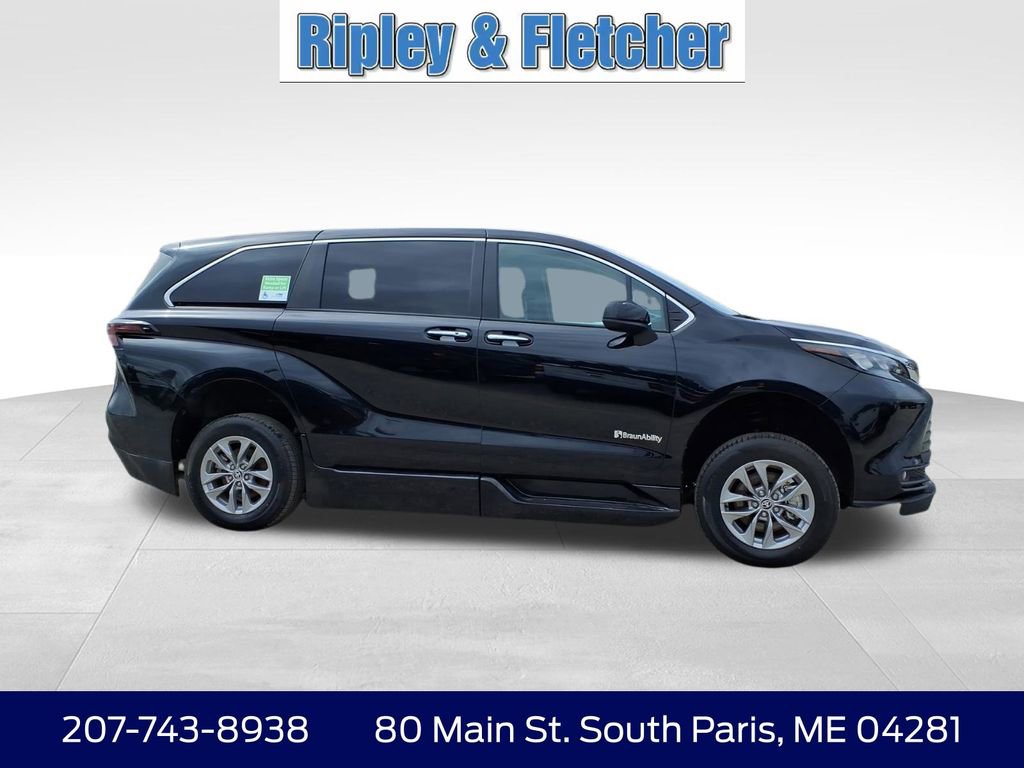 Used 2025 Toyota Sienna XLE image 5