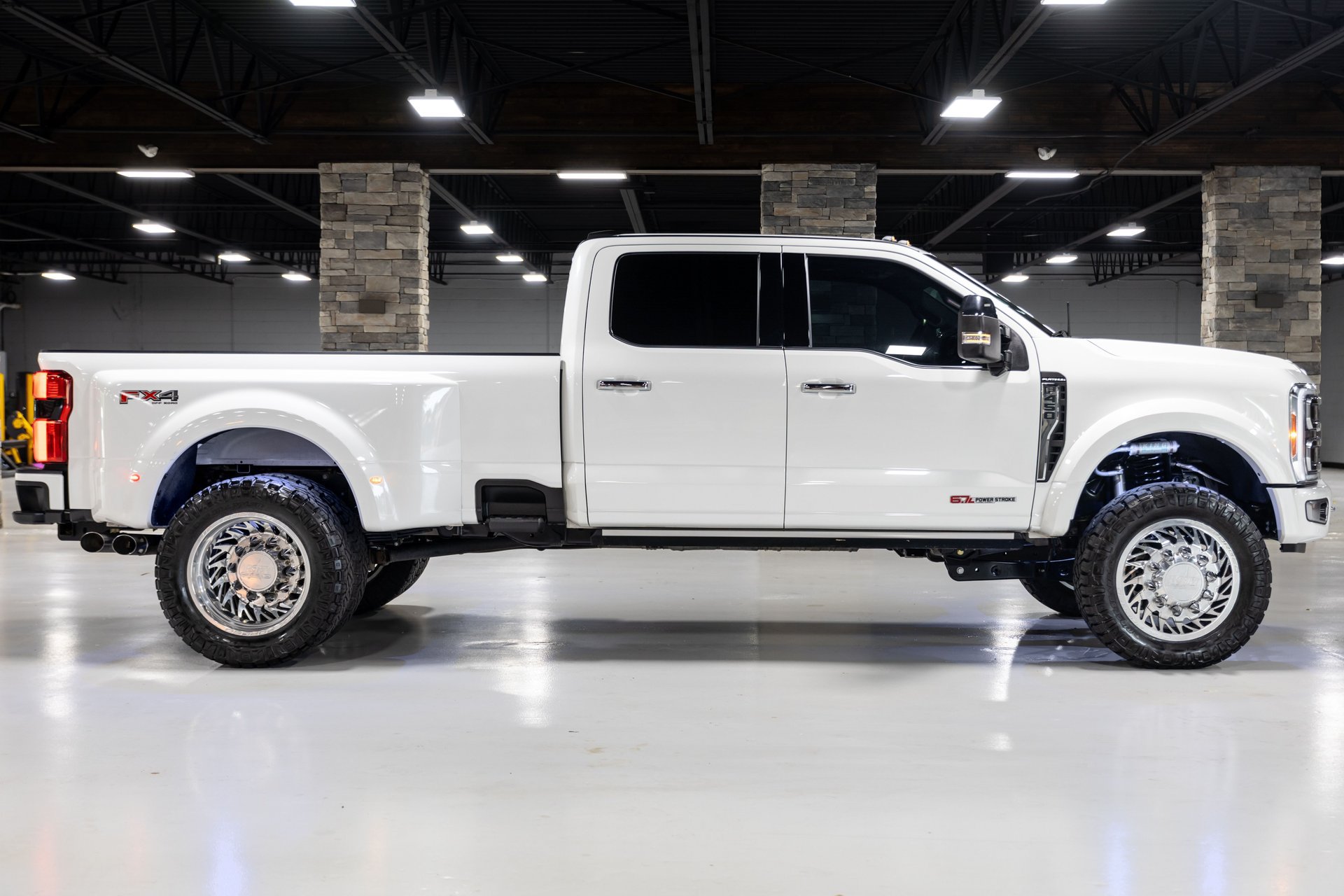 Used 2023 Ford F450 Platinum w/ FX4 Off-Road Package AWD/4WD image 28