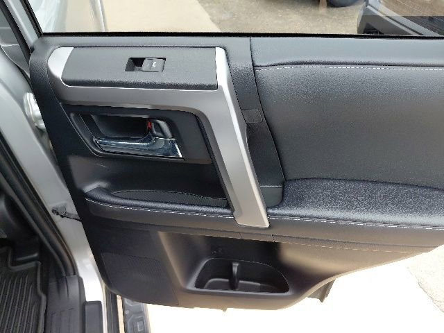 Used 2023 Toyota 4Runner SR5 Premium w/ Moonroof Package AWD/4WD image 31