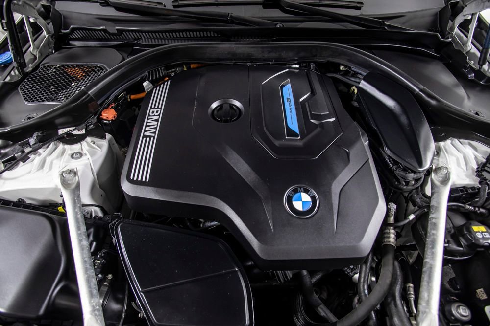 Used 2021 BMW 530e w/ Convenience Package image 43